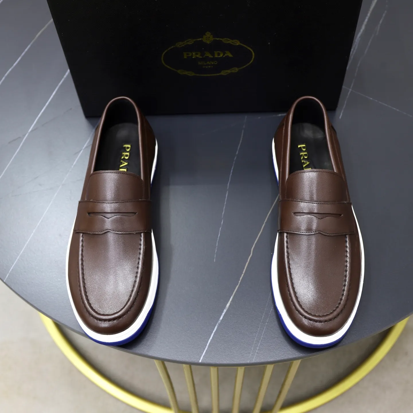 Factory price: 💰640 Prada classic men’s lace-up casual shoes | Imported cowhide upper | Upper stitching layered design, light and breathable | Soft and comfortable | Decorated with PRADA letters on the side | Distinctive sports style, showing the brand style | Lightweight concave and convex pattern rubber soles | Matched with cowhide foot pad lining | Excellent foot feel, fashionable and elegant | Size: 38-44 (45 customized)